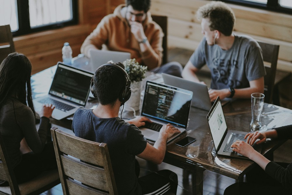 Personas trabajando y conversando en equipo